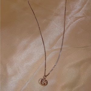 Enclosed diamond chocker